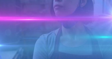 Gülümseyen melez kadın portresi üzerinde pembe ve mavi ışık çizimleri. Küresel iş ve teknoloji kavramı