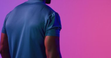 Afrika kökenli Amerikalı erkek tenisçinin neon pembe yıldırımlı görüntüsü. Spor, hareket, fitness ve aktif yaşam tarzı konsepti.