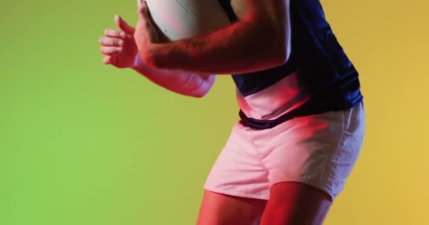 Sarı Işıkta Oynayan Rugby Topu Olan Çeşitli Erkek Ragbi Oyuncuları — Stok video