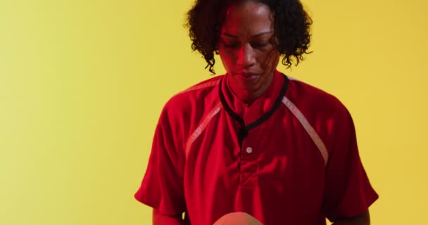 Afrikai Amerikai Női Rögbi Játékos Portréja Rögbi Labdával Neonsárga Fényben — Stock videók