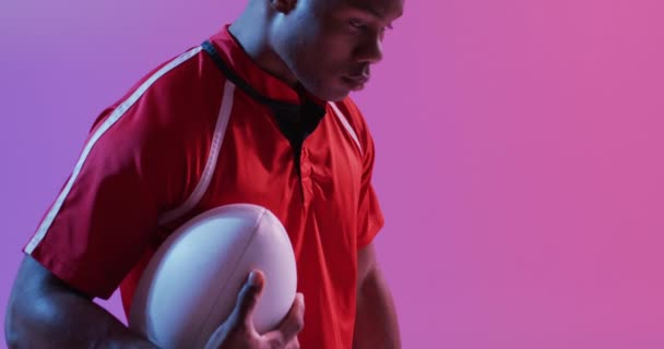 Joueur Afro Américain Rugby Avec Ballon Rugby Sur Éclairage Rose — Video