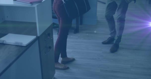 在不同的男人和女人的办公室里 通过触摸他们的脚来为他们的问候画上绿光 全球商业和技术概念 — 图库视频影像