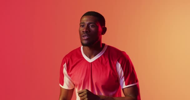 Footballeur Afro Américain Retour Avec Tête Dessus Néon Rose Sport — Video