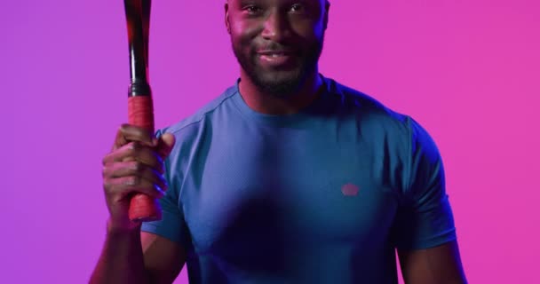 Vidéo Heureux Joueur Tennis Afro Américain Masculin Néon Rose Foudre — Video