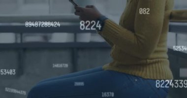 Akıllı telefon kullanarak yüz maskesi takan Afrikalı Amerikalı kadınların sosyal medya simgelerinin animasyonu. Sosyal medya ağ teknolojisi kavramı