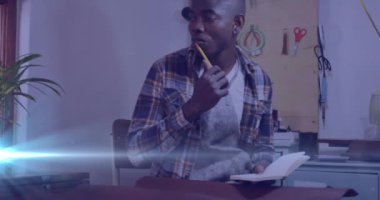 Depoda çalışan Afro-Amerikan bir adam üzerinde parlayan ışığın animasyonu. İşçi Bayramı, iş, işçiler, gelenek ve dijital olarak üretilen video konsepti.