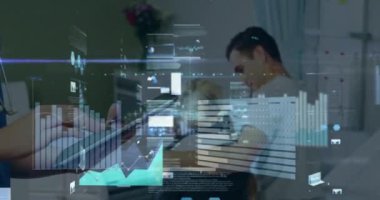 Hastanede dijital tablet kullanan beyaz erkek sağlık görevlisinin veri işleme animasyonu. Tıbbi sağlık ve teknoloji konsepti