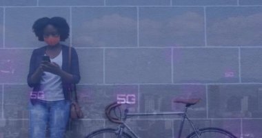 Afrika kökenli Amerikalı kadın akıllı telefon kullanarak yüz maskesi taktığı için 5 gramlık mesaj pankartları. Sosyal medya ağ teknolojisi kavramı