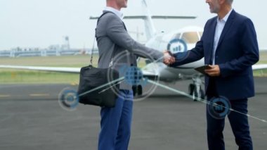 Havalimanında el sıkışan iki beyaz iş adamının dijital simge ağının animasyonu. Küresel ağ ve iş teknolojisi kavramı