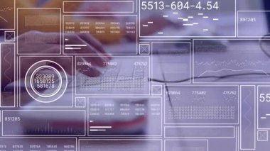 Bilgisayar kullanarak ellerin üzerinde veri işleme animasyonu. küresel iş ve dijital arayüz kavramı dijital olarak oluşturulmuş video.