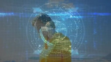 İnsan beynindeki bağlantı ağının karanlık arka planla animasyonu. Bilgisayar arayüzü ve teknoloji kavramı.