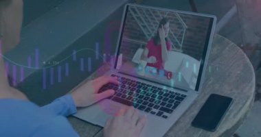 Bilgisayardaki video görüntülerinde beyaz iş kadınının çevrimiçi güvenlik asma kilidinin canlandırılması. Küresel iş bağlantıları dijital arayüz ve teknoloji konsepti dijital olarak oluşturulmuş video.