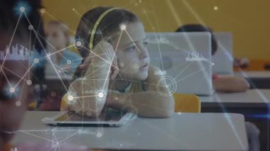 Tablet kullanan beyaz kız öğrenci üzerinden veri işleme ağı bağlantılarının animasyonu. Küresel eğitim, bağlantılar ve ağlar konsepti dijital olarak oluşturulmuş video.