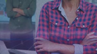 Ofisteki çeşitli iş adamlarının müdahalesi. Küresel iş ve dijital arayüz kavramı dijital olarak oluşturulmuş video.