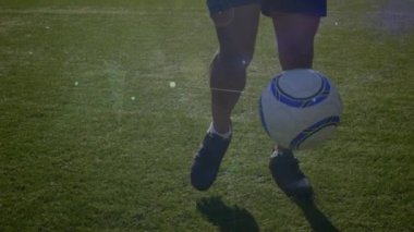 Futbol sahasında antrenman yapan futbolcularla bağlantı ağının animasyonu. Küresel spor yarışması ve bağlantılar konsepti dijital olarak oluşturulmuş video.
