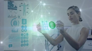 Laboratuvarda bilimsel verilerle şeffaf ekranı kullanırken beyaz bir kadının konuşma animasyonu. Dijital bileşik, çoklu pozlama, bilim deneyi, keşif ve öğrenme kavramı.