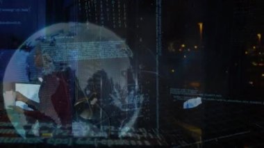 Ofiste yemek yiyen çeşitli erkek ve kadın ofis arkadaşları üzerinde veri işleme animasyonu. Küresel ağ ve iş teknolojisi kavramı