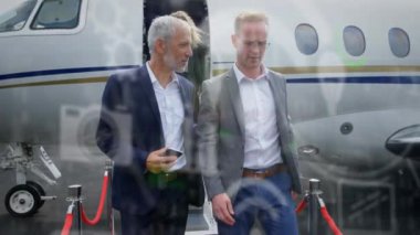 İş adamlarının havaalanında uçaktan inmeleri üzerine dijital simgeler ve veri işleme animasyonları. Küresel ağ ve iş teknolojisi kavramı