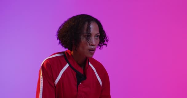 Afro Amerikaanse Vrouwelijke Rugbyspeler Loopt Met Rugbybal Neon Roze Verlichting — Stockvideo