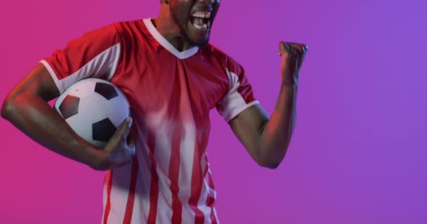 Feliz Afroamericano Jugador Fútbol Masculino Levantando Mano Con Fútbol Sobre — Vídeos de Stock