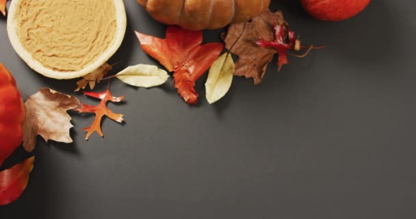 Video Autumn Leaves Pumpkin Pie Black Background Halloween Autumn Tradition — ストック動画