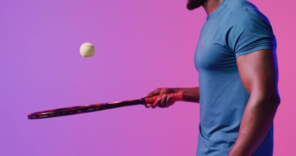 Video Mittsektionen Afrikanska Amerikanska Manliga Tennisspelare Studsande Boll Neon Rosa — Stockvideo