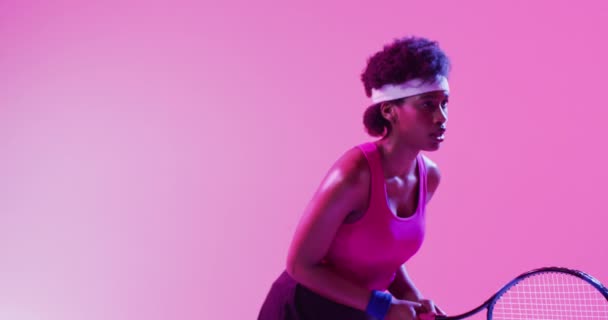 Odaklanmış Afrikalı Amerikalı Bayan Tenisçinin Neon Pembe Yıldırımla Topa Vuruşunun — Stok video