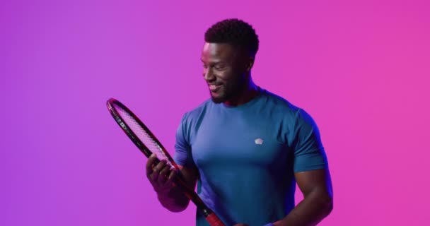 Wideo Szczęśliwego Afrykańskiego Tenisisty Amerykańskiego Neonowej Różowej Błyskawicy Sport Ruch — Wideo stockowe