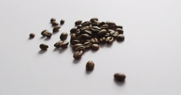 Video Pile Roasted Brown Coffee Beans White Background Coffee Refreshment — Vídeo de Stock