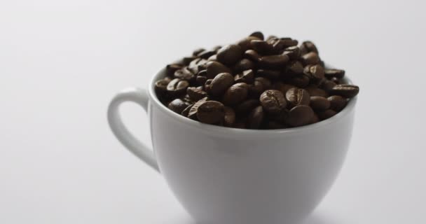 Video Cup Roasted Brown Coffee Beans White Background Coffee Refreshment — Stockvideo