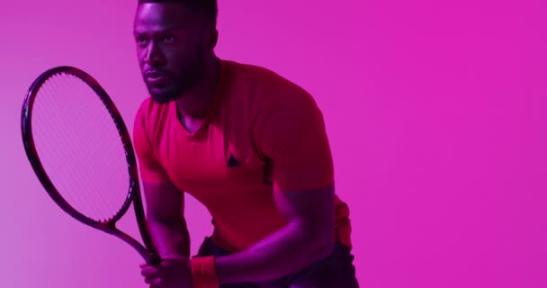 Video Tenista Afroamericano Enfocado Rayo Rosa Neón Deporte Movimiento Fitness — Vídeos de Stock