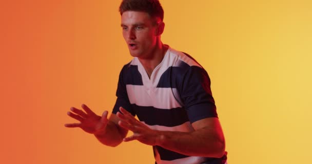 Joueur Rugby Masculin Caucasien Attrapant Une Balle Rugby Sur Éclairage — Video