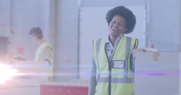 Animação Luz Brilhante Sobre Mulher Afro Americana Que Trabalha Armazém — Vídeo de Stock