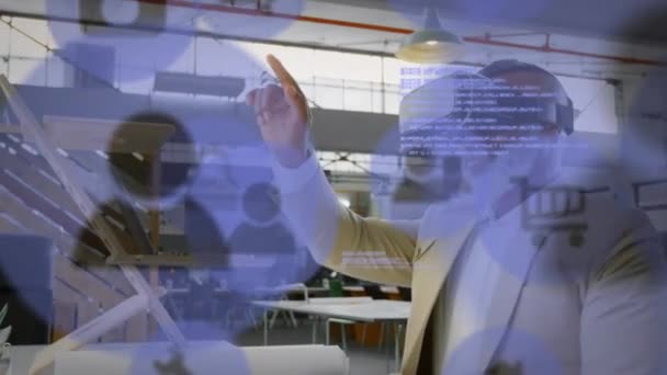 Vrヘッドセットを使用して シニアアフリカ系アメリカ人男性に対するプロフィールアイコンとプログラミングコードのアニメーション デジタル複合体 複数の露出 ビジネス オフィス 創造的 未来的 現代的な技術 — ストック動画