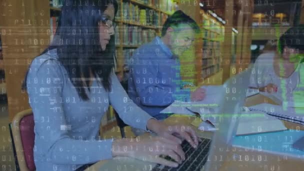 Kütüphanede Kitaplarla Dizüstü Bilgisayarla Okuyan Üniversite Öğrencileri Üzerine Ikili Kod — Stok video