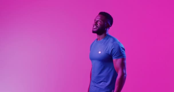 成功的非洲裔美国男性网球选手在霓虹灯下拍到的视频 健身和积极生活方式概念 — 图库视频影像
