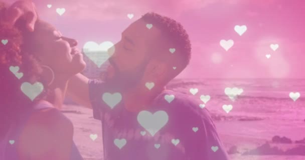Animatie Van Gloeiende Roze Hart Pictogrammen Vallen Afrikaans Amerikaans Echtpaar — Stockvideo