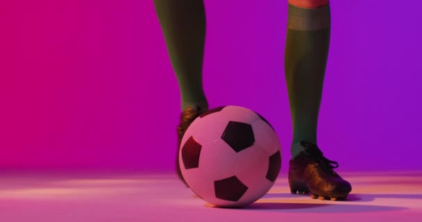 Biały Mężczyzna Piłkarz Piłką Nożną Przy Neonowym Różowym Oświetleniu Sport — Wideo stockowe