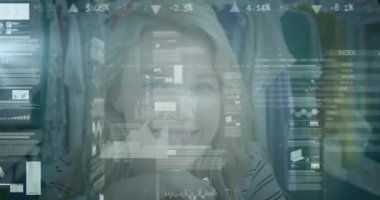 Stüdyodaki gülümseyen beyaz kadın moda tasarımcısının dijital verilerinin animasyonu. Dijital kompozit, iş, analiz, çoklu pozlama, teknoloji, gelecek, meslek.