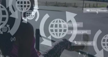 Ağ küresi animasyonu ve sosyal medya ikonları bacağını esneten Afro-Amerikan formda kadınlar üzerinde. Sosyal medya ağ teknolojisi kavramı