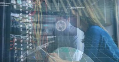 Bilgisayar sunucu odasında çalışan beyaz erkek ve kadın mühendis üzerinde veri işleme animasyonu. İş veri depolama teknolojisi kavramı