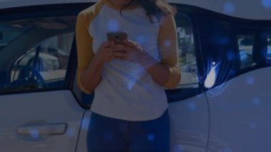 Sahilde telefon kullanan bir kadının iletişim ağının animasyonu. Küresel iş dijital arayüzü teknolojisi ve dijital olarak oluşturulan ağ konsepti.