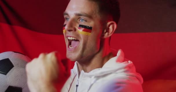 Pembe Işıkta Almanya Bayrağı Taşıyan Mutlu Beyaz Erkek Futbol Taraftarı — Stok video