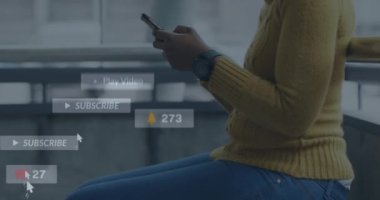 Akıllı telefon kullanarak yüz maskesi takan Afrikalı Amerikalı kadınların sosyal medya simgelerinin animasyonu. Sosyal medya ağ teknolojisi kavramı