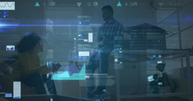 Ofiste iş tartışan çok ırklı meslektaşlar üzerine grafiksel iş verilerinin animasyonu. Dijital bileşim, iş, çoklu pozlama, fütüristik, planlama, meslek, takım çalışması.