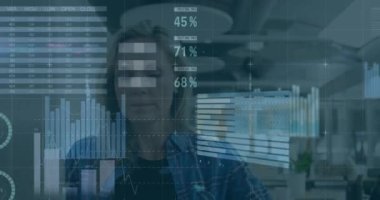 Ofiste çalışan beyaz iş kadınının üzerinde hareket eden grafiklerin ve pasta diyagramlarının animasyonu. Dijital bileşim, iş, analiz, çoklu pozlama, teknoloji, geleceksel planlama, meslek.