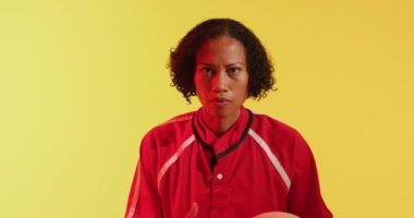 Afrika kökenli Amerikalı rugby oyuncusu kadın rugby oyuncusunun portresi. Spor, hareket, eğitim ve aktif yaşam tarzı kavramı.