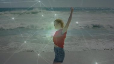 Kumsaldaki beyaz kadın üzerindeki bağlantı ağının animasyonu. Boş zaman, tatiller ve dijital arayüz kavramı dijital olarak oluşturulmuş video.