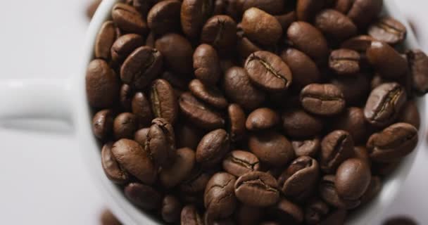 Video Cup Roasted Brown Coffee Beans White Background Coffee Refreshment — Stockvideo