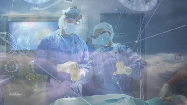 在高加索男医生和女医生身上用云彩和脉率连接的网络动画 多次曝光 手术室 外科医生 — 图库视频影像